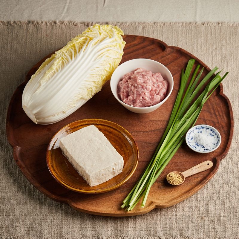 배추말이만두을 위한 재료 이미지로 배추 등으로 구성 되어있습니다.