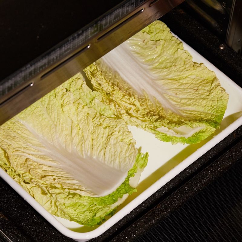 내열 용기에 배추를 담아주세요. 법랑 접시에 석쇠를 놓고 내열 용기를 올려 1단에 넣고 광파오븐 수동 요리 스팀 레인지에서 3분간 조리해 주세요.
* 광파오븐 스팀 물통에 물을 채우고 시작해주세요.