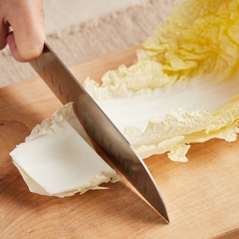 배추는 밑동을 자르고 잎을 떼어낸 후 굵은 줄기 부분을 5센치 정도 잘라내 주세요.