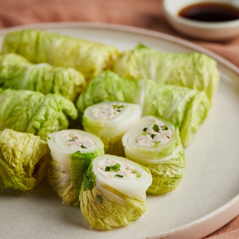 완성된 배추 만두를 접시에 담고 초간장을 곁들여 맛있게 즐겨주세요.