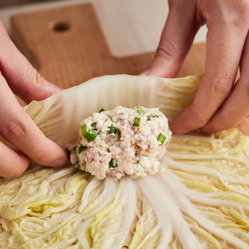 배춧잎에 속 재료 1큰술을 넣고 돌돌 말아주세요.