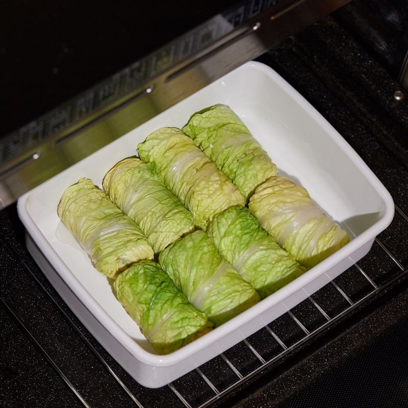 배추 만두를 내열 용기에 담아주세요. 법랑 접시에 석쇠를 놓고 내열 용기를 올려 1단에 넣고 광파오븐 수동 요리 스팀 레인지에서 7분간 익혀주세요.
* 광파오븐 스팀 물통에 물을 채우고 시작해주세요.