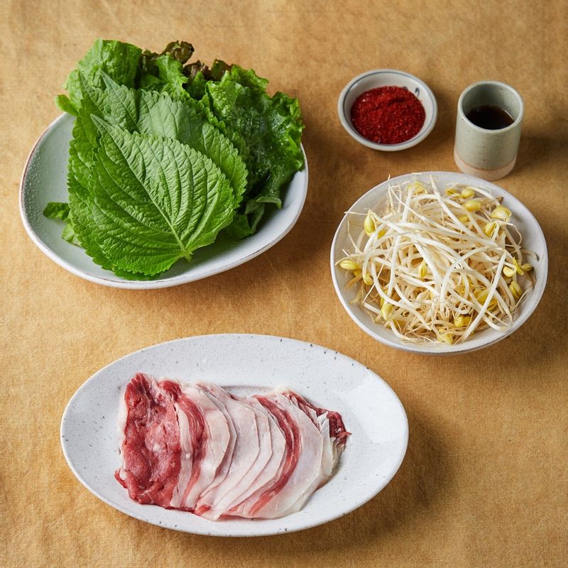 차돌박이 콩나물겉절이을 위한 재료 이미지로 차돌박이,콩나물,상추,깻잎 등으로 구성 되어있습니다.