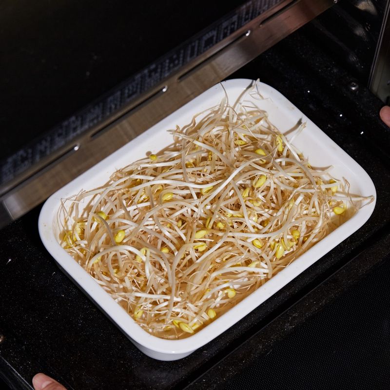 콩나물은 가볍게 행궈 내열 용기에 담아주세요. 법랑 접시에 내열 용기를 올려 1단에 넣고 스팀 레인지에서 4분간 조리해 주세요.
* 광파오븐 스팀 물통에 물을 채우고 시작해주세요.