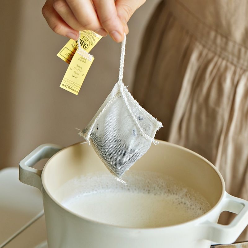 냄비에 우유를 넣고 중불에서 끓여주세요. 우유가 끓으면 불을 중약불로 줄이고 얼그레이 티백을 넣어 2분 정도 우려주세요.
(tip. 얼그레이 대신 다즐링, 아쌈 등 다른 종류의 홍차를 사용해도 좋아요)