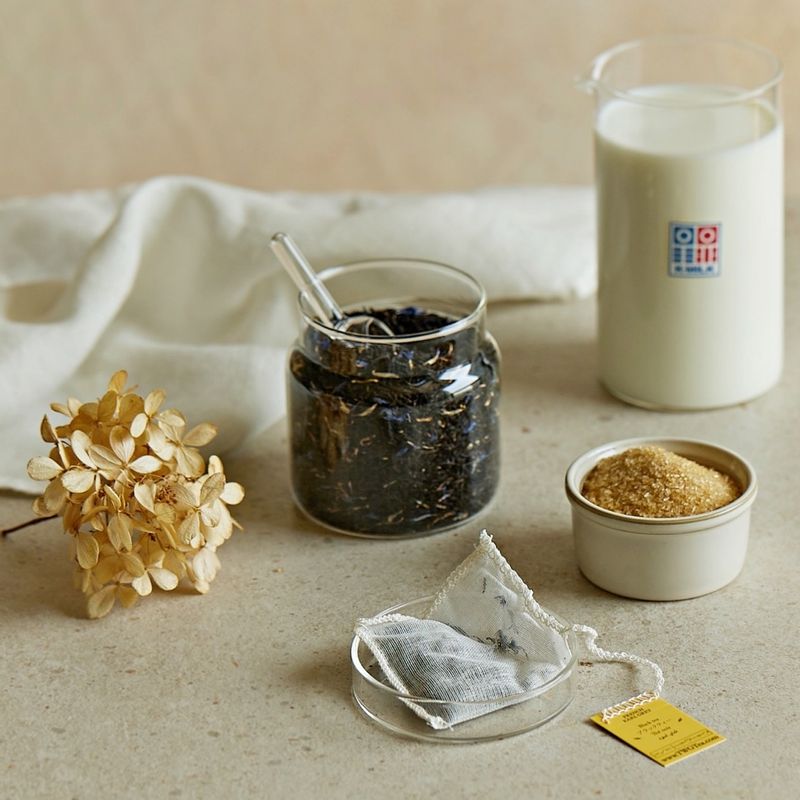 얼그레이 밀크티을 위한 재료 이미지로 우유 등으로 구성 되어있습니다.