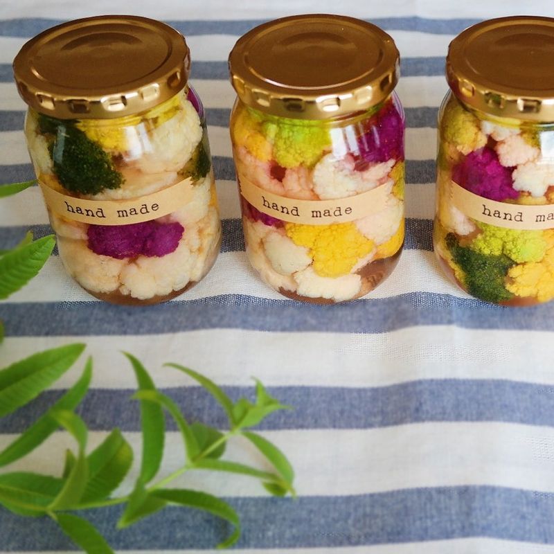 유리병에 콜리플라워를 담고 피클주스를 부은 후 한 김 식히고 뚜껑을 닫아주세요. 식으면 냉장 보관해 1~2일간 숙성시켜주세요.