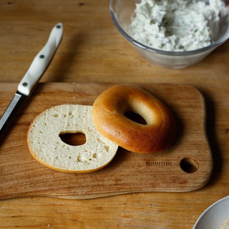 베이글을 반으로 잘라 노릇하게 구워주세요.