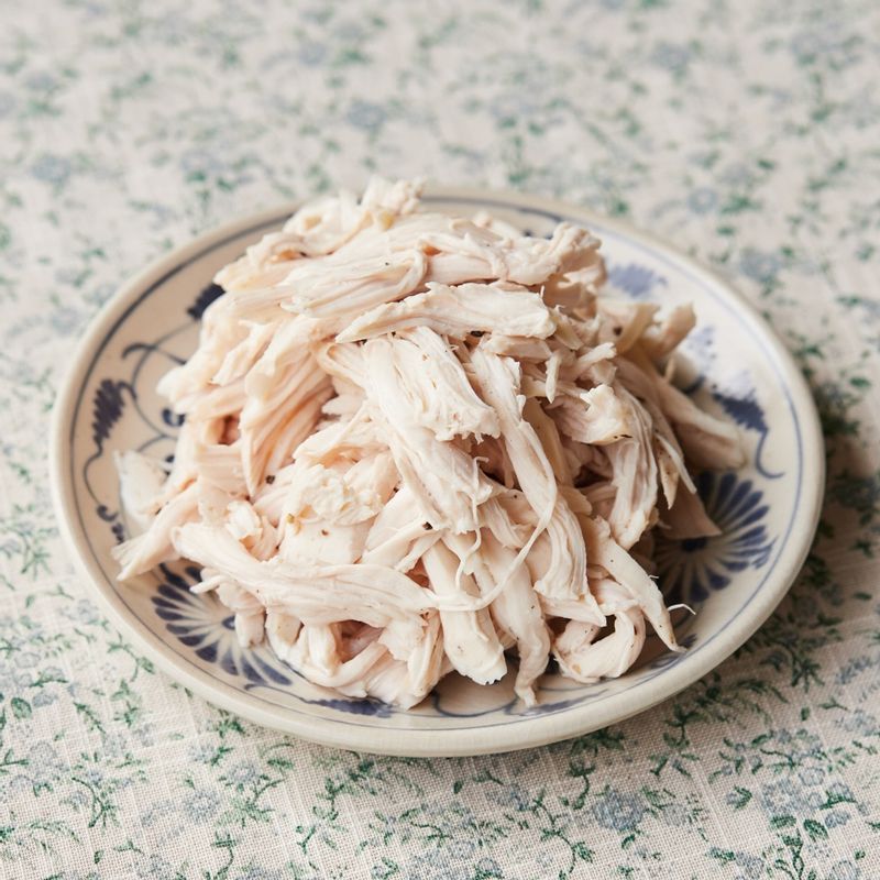 찐 닭가슴살은 결대로 찢어주세요.