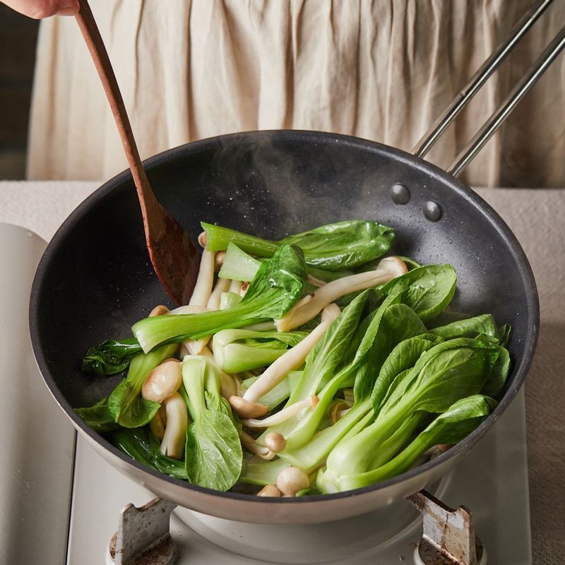 팬에 기름을 약간 두르고 편 썬 마늘을 볶다가 청경채, 버섯을 넣고 볶아주세요.
소스 재료를 붓고 끓어오르면 대파를 넣고 불을 꺼주세요.