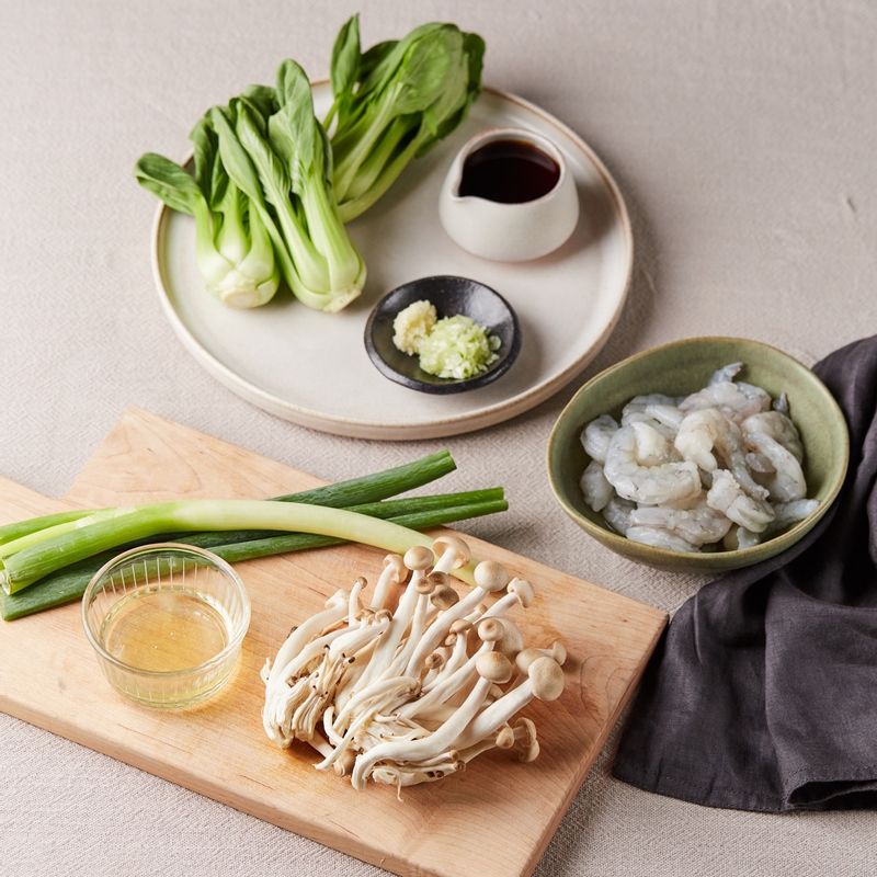 새우완자찜을 위한 재료 이미지로 새우살,청경채,만가닥버섯,대파,마늘 등으로 구성 되어있습니다.