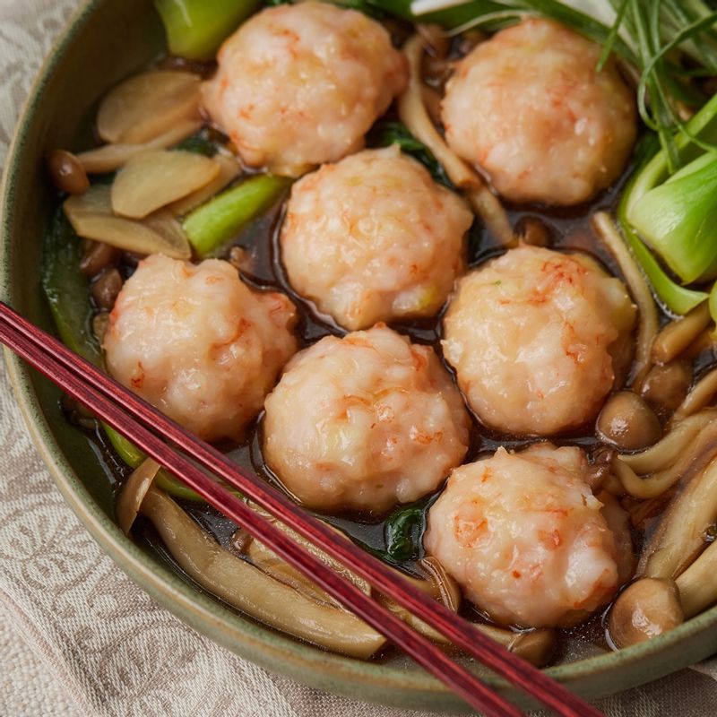 접시에 소스를 붓고 새우 완자를 올려 맛있게 즐겨주세요.