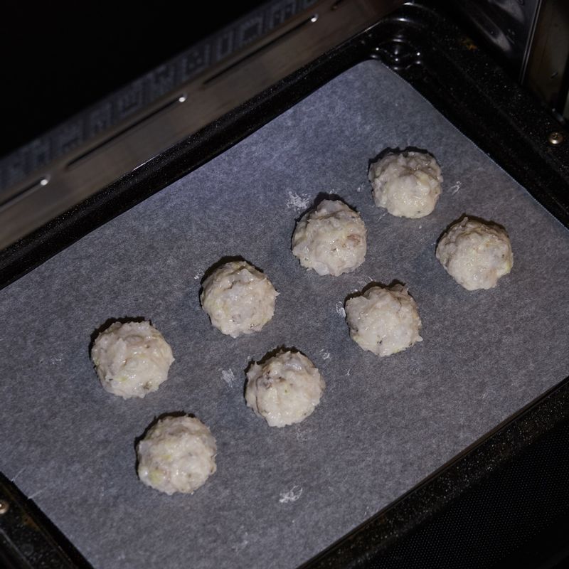 법랑 접시에 종이호일을 깔고 완자를 올린 후 1단에 넣고 광파오븐 수동요리 <스팀 찜>에서 23분간 익혀주세요.
*광파오븐 스팀 물통에 물을 채우고 시작해주세요.