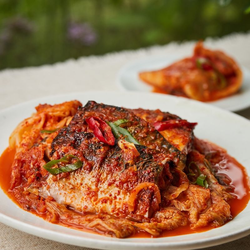 완성된 묵은지 고등어찜을 밥과 함께 맛있게 즐겨주세요.