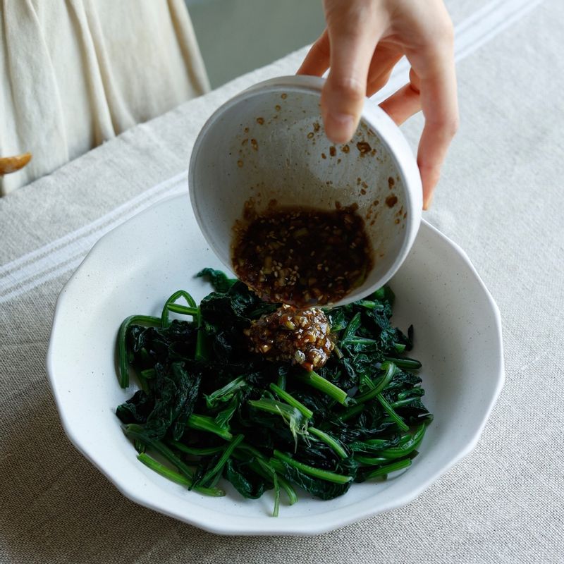 볼에 곤드레와 양념 재료를 넣어 조물조물 무쳐주세요.