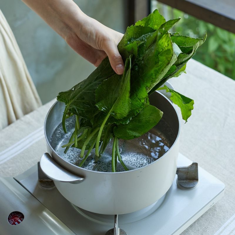 끓는 물에 소금을 넣고 곤드레를 30초 정도 데친 후 찬물에 헹궈주세요.