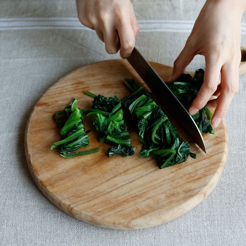 곤드레를 먹기 좋은 크기로 잘라주세요. 볼에 양념 재료를 넣어 섞어주세요.