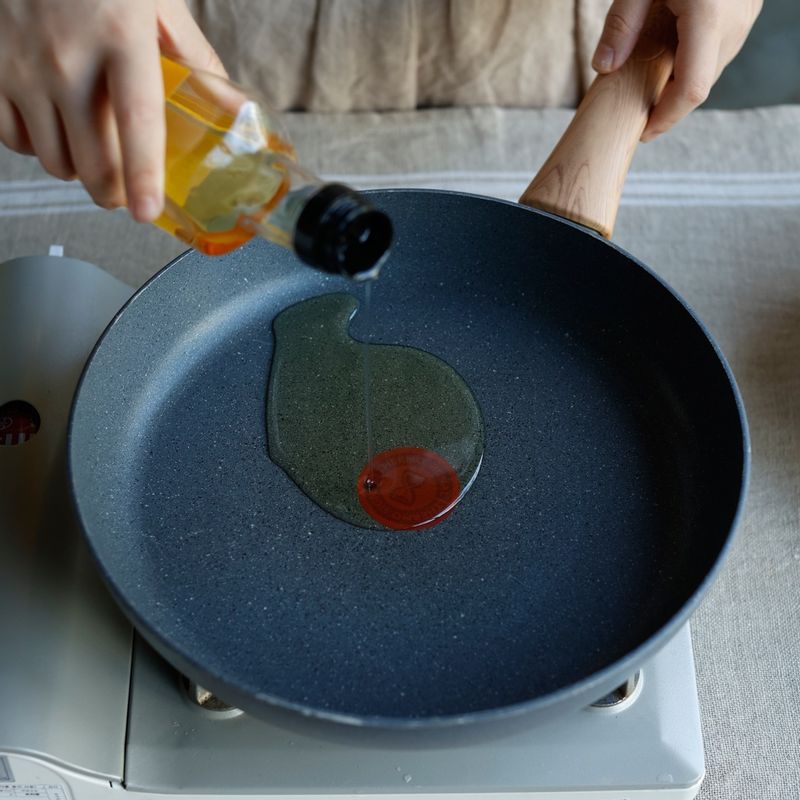 달군 팬에 약간의 기름을 두른 후 반죽을 올려 얇게 펼쳐주세요. 앞뒤로 노릇하게 구워주세요.