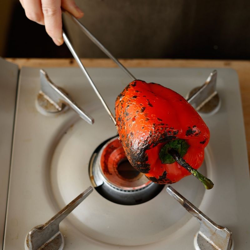 깨끗이 씻은 파프리카를 가스레인지 또는 토치를 이용해 겉면을 태워주세요.
(tip. 파프리카의 껍질 부분을 태우면 단맛과 부드러운 식감을 살릴 수 있어요)