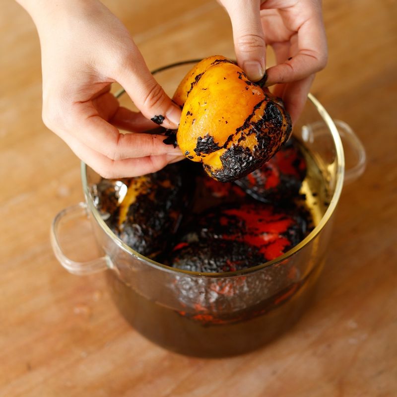 태운 파프리카는 내열 유리 용기에 넣어 10분 정도 한 김 식혀주세요. 식힌 파프리카의 껍질을 벗겨주세요.
(tip. 찬물에 넣으면 껍질이 더욱 잘 벗겨져요)