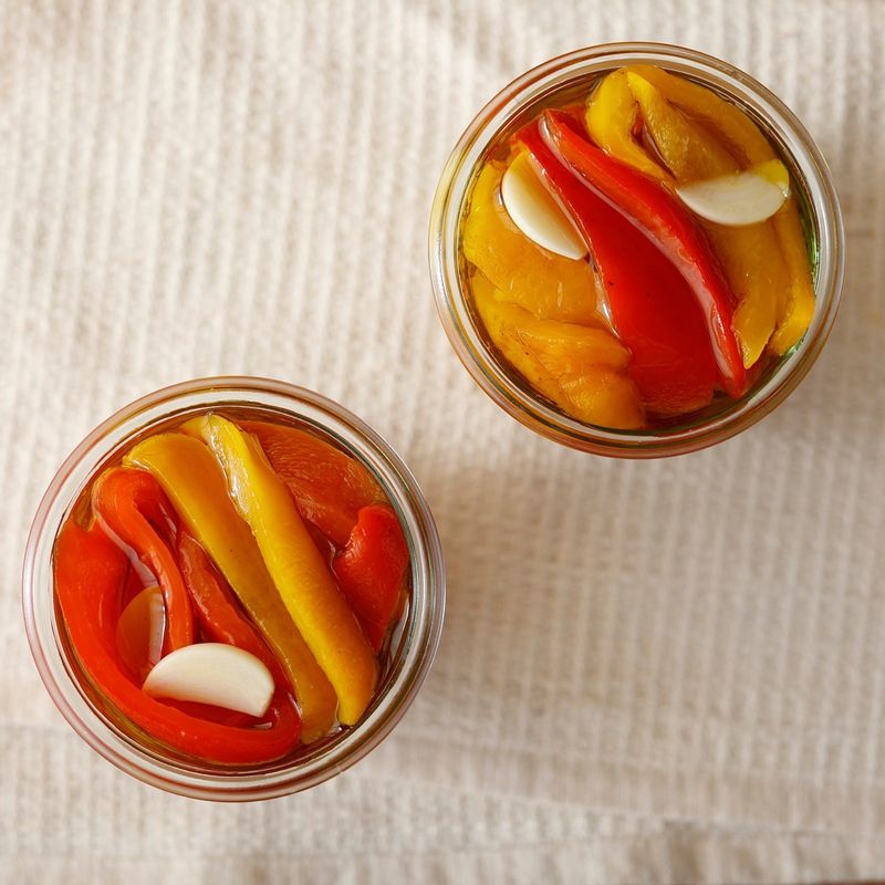 열탕소독한 유리 용기에 파프리카와 마늘을 담고 올리브오일을 부어 채워주세요. 냉장고에서 하루 이상 보관한 후 맛있게 즐겨주세요.
(tip. 발사믹 식초와 부라타치즈를 곁들여 샐러드로 즐겨보세요)
(tip. 빵과 함께 즐겨도 좋아요)