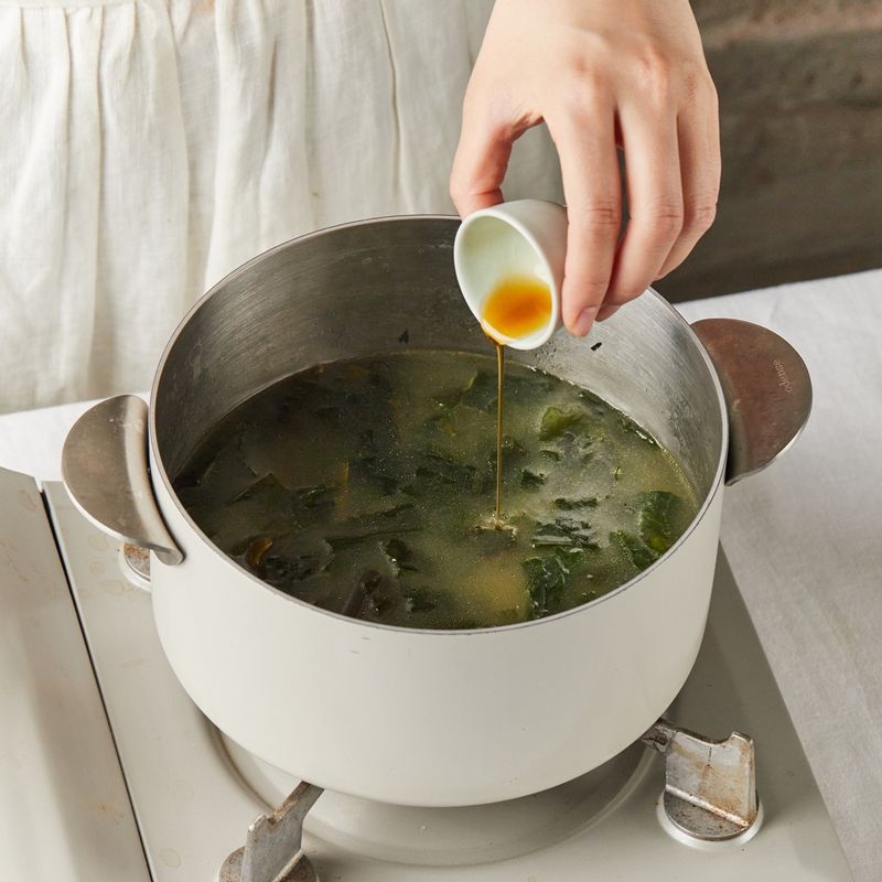 나머지 다시마 육수를 모두 넣고 성게알과 액젓을 넣어 5분 정도 더 끓여주세요. 부족한 간은 소금으로 맞춰주세요.