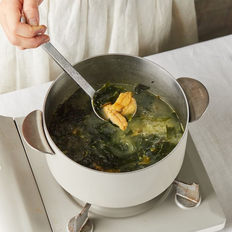 완성된 성게미역국을 그릇에 담고 밥과 함께 즐겨주세요.