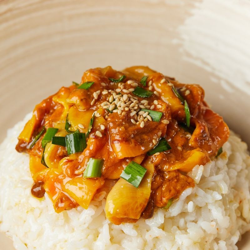 그릇에 밥을 담은 후 멍게를 듬뿍 올려주세요. 
(tip. 기호에 따라 김가루를 뿌려 맛있게 즐겨주세요)