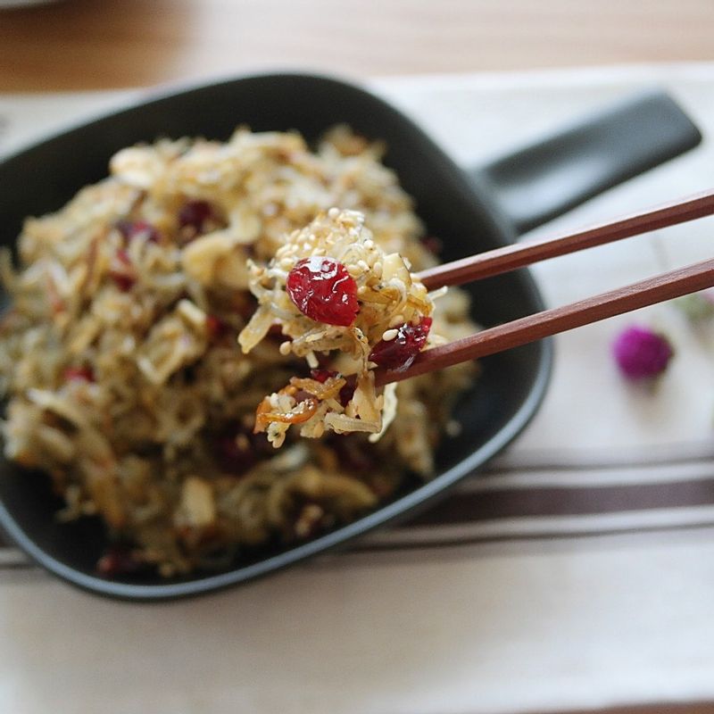 멸치와 양념이 고루 섞이면 건크랜베리와 통깨를 넣어 섞어주세요.