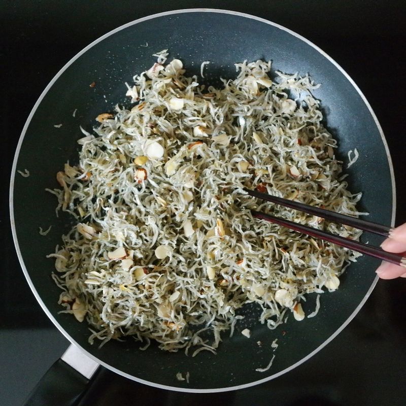 볼에 양념 재료를 넣고 섞어주세요.
팬을 중불 이하로 달군 후 올리브오일을 두르고 잔멸치와 아몬드 슬라이스를 볶아주세요. 멸치가 다 볶아지면 불을 끄고 양념을 넣은 후 뒤섞어주세요.