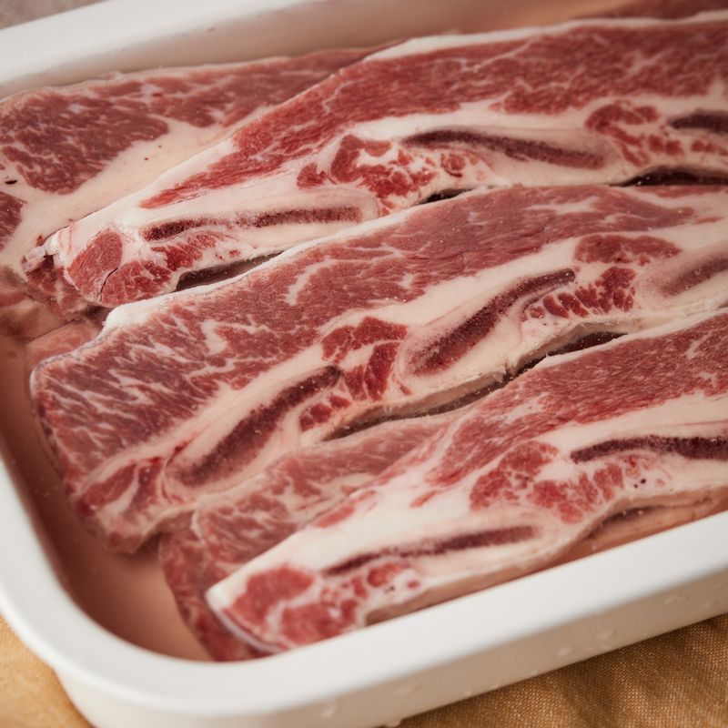 갈비는 찬물에 1~2시간 정도 담가 핏물을 빼주세요.