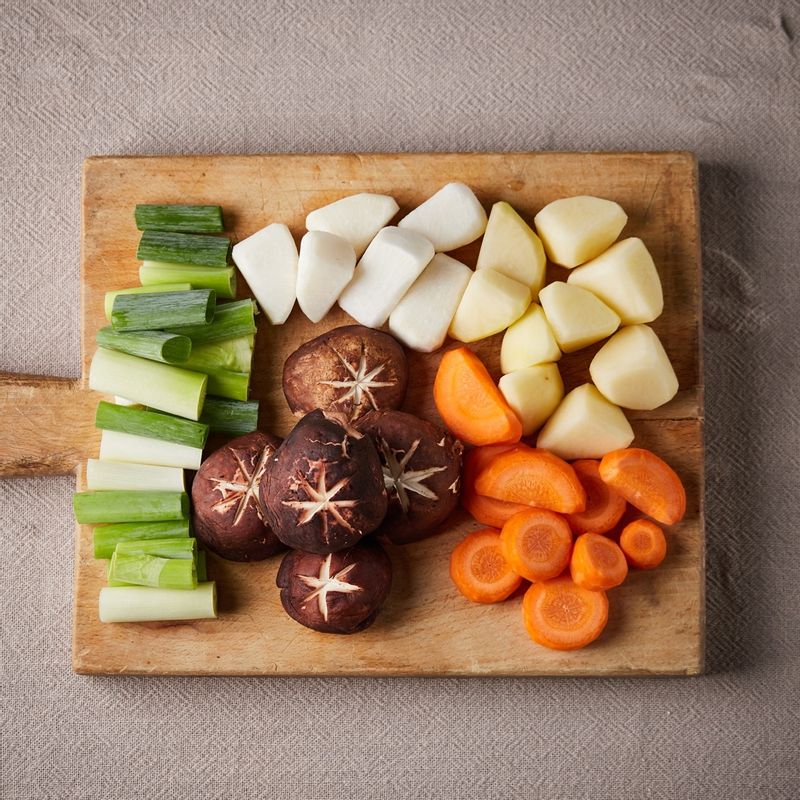 채소를 찜용으로 굵직하게 썰어주세요.