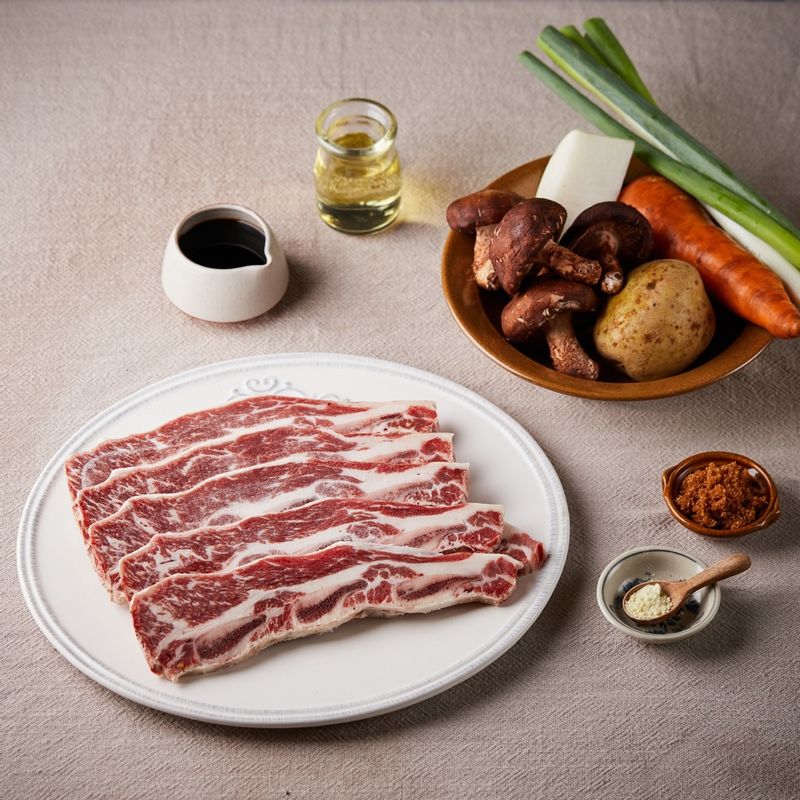 갈비찜을 위한 재료 이미지로 LA갈비,표고버섯,양파,대파,무 등으로 구성 되어있습니다.