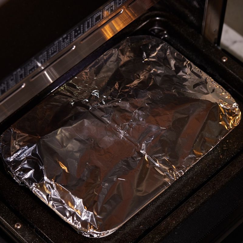 법랑 접시 석쇠를 놓고 내열 용기를 올려 1단에 넣고 광파오븐 자동 요리<슬로우 쿡>에서 <흰죽>을 선택해 조리해주세요. 조리가 시작되면 조절 기능으로 시간을 3시간으로 변경해주세요.