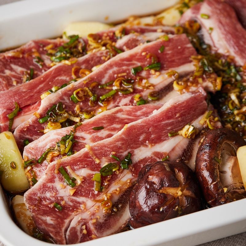 내열 용기에 갈비와 양념, 소스를 넣고 포일로 감싸주세요.