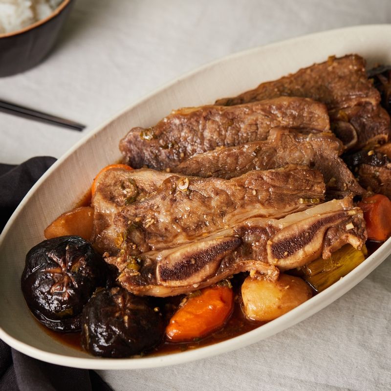 완성된 갈비찜을 접시에 담아 맛있게 즐겨주세요.