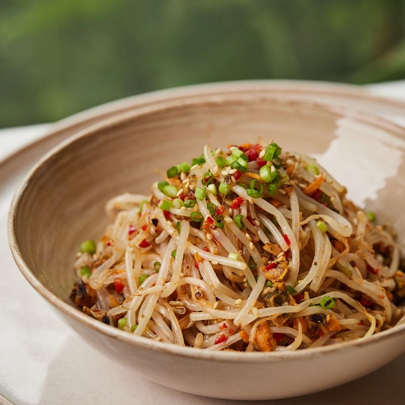 통깨와 송송 썬 쪽파를 올려 맛있게 즐겨주세요.