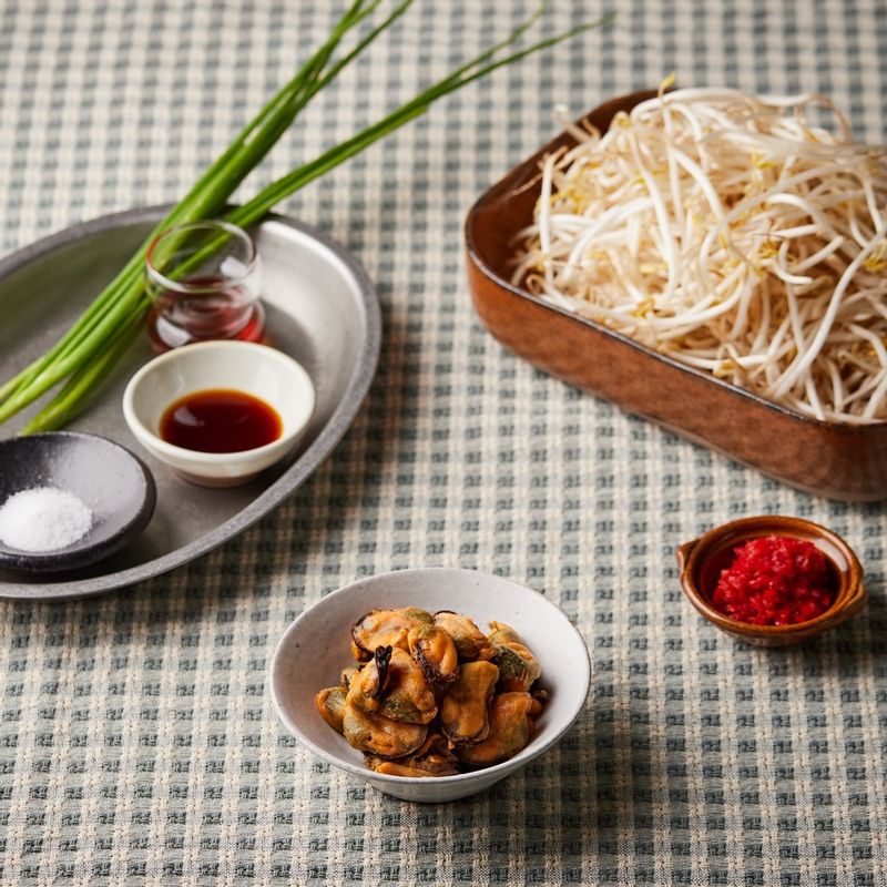 홍합숙주무침을 위한 재료 이미지로 자숙 홍합살,숙주,쪽파 등으로 구성 되어있습니다.