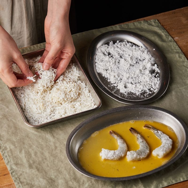 새우의 물기를 제거하고 밀가루 - 달걀물 - 코코넛 슬라이스 순서로 튀김옷을 입혀주세요.
(tip. 코코넛 슬라이스는 코코넛 과육을 얇게 썰어 건조한 재료에요. 인터넷에서 쉽게 구할 수 있어요)