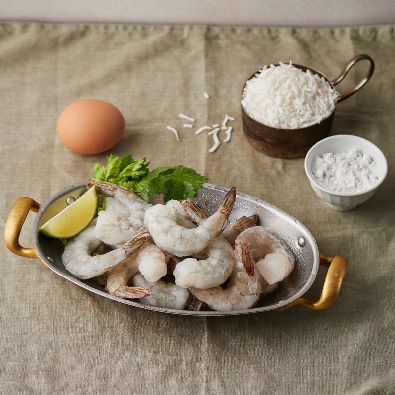 코코넛쉬림프을 위한 재료 이미지로 손질 새우,밀가루,달걀,코코넛 슬라이스,식용유 등으로 구성 되어있습니다.