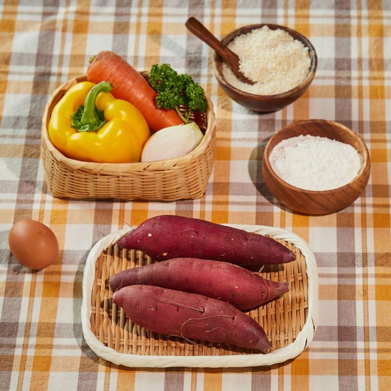 고구마 크로켓을 위한 재료 이미지로 삶은 고구마,다진 양파,다진 파프리카,다진 당근,다진 파슬리 등으로 구성 되어있습니다.