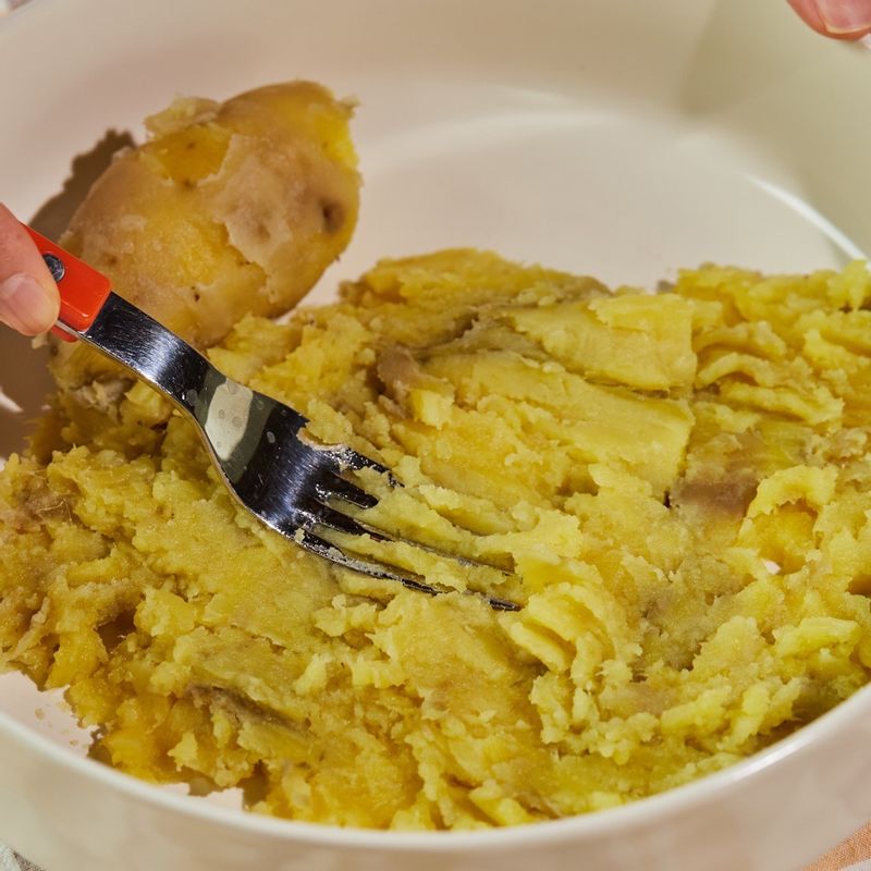 볼에 삶은 고구마를 으깨고 앞서 볶은 채소에 다진 파슬리를 넣고 소금, 후춧가루로 간을 해 섞어주세요.