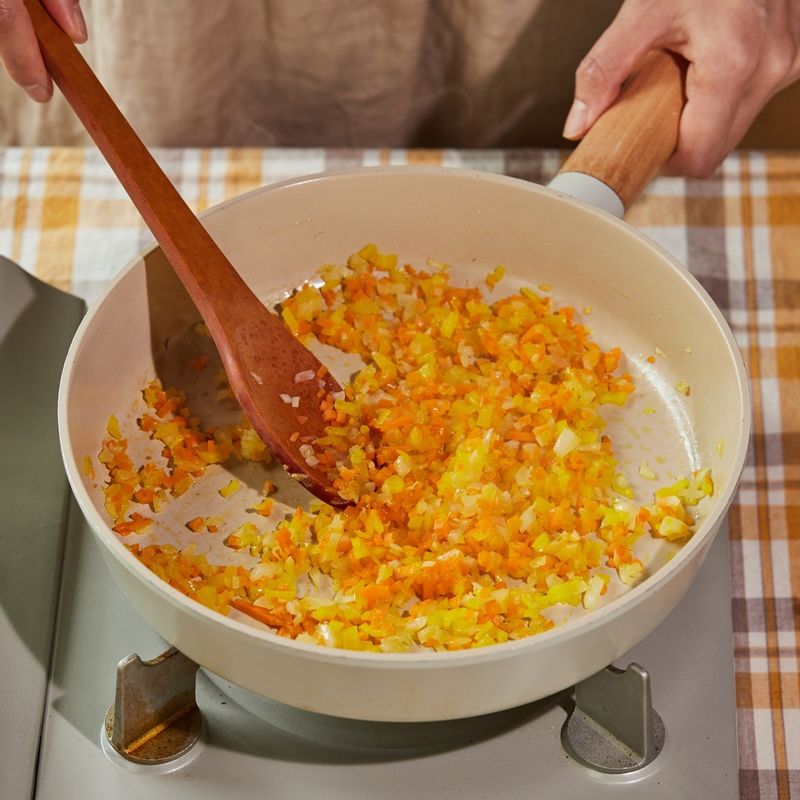 달군 팬에 식용유를 두르고 다진 양파, 파프리카, 당근을 살짝 볶아서 한 김 식혀주세요.