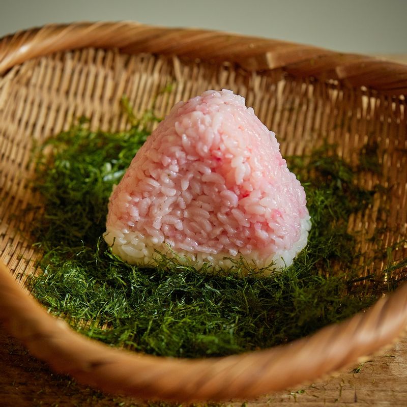 삼각 주먹밥의 흰색 밥 바닥 부분에 잘게 찢어 놓은 감태를 붙여주세요.