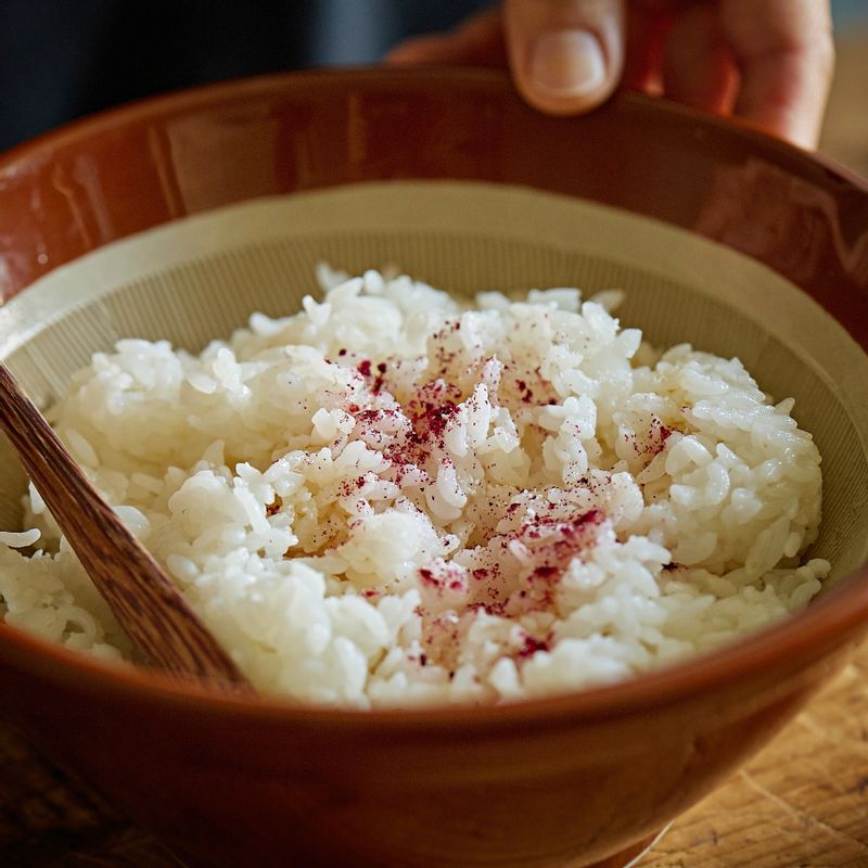 볼에 고슬고슬하게 지은 밥 2공기(300g)와 밥 양념 재료를 넣고 섞어 분홍색 밥을 만들어주세요. 나머지 밥 1공기(150g)에 약간의 소금과 참기름을 넣어 흰색 밥을 만들어주세요.