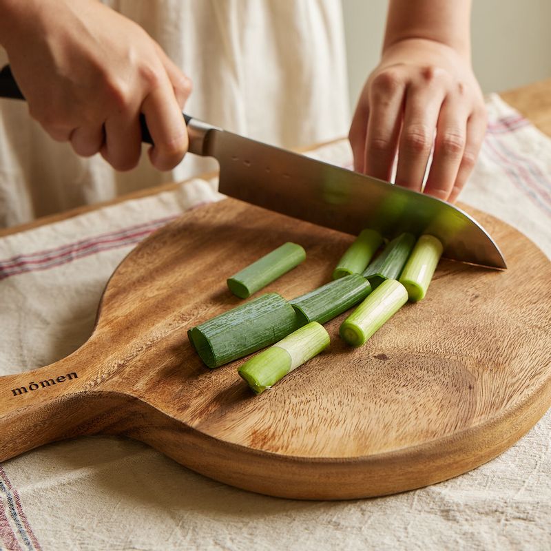 떡볶이 떡은 물에 담가주세요. 파는 4cm 길이로 썰고 청양고추와 홍고추는 송송 썰어주세요. 볼에 양념 재료를 넣어 섞어주세요.