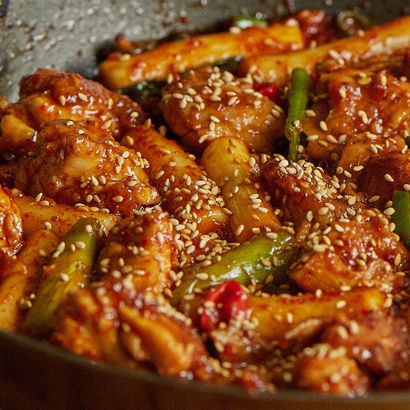 마지막으로 통깨를 뿌려 완성해 주세요.