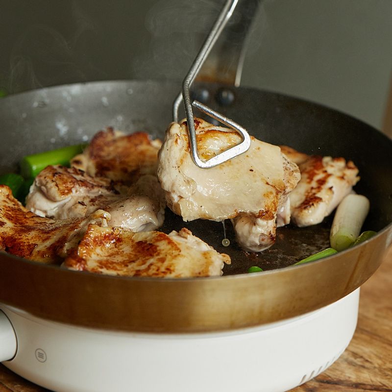 팬에 식용유를 두르고 닭껍질이 아래로 가도록 놓고 구워주세요. 아랫면이 노릇해지면 뒤집은 후 파를 넣어 함께 구워주세요.