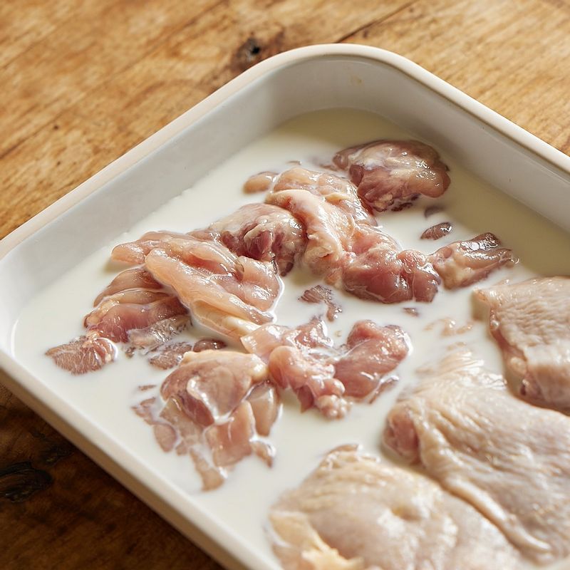 닭다리살에 우유를 부어 20분가량 담가주세요. 물에 씻어 물기를 제거하고 밑간 재료에 10분 정도 재워주세요. 
(tip. 우유는 닭의 잡내와 누린내를 잡아주고 연육작용을 도움을 준답니다)