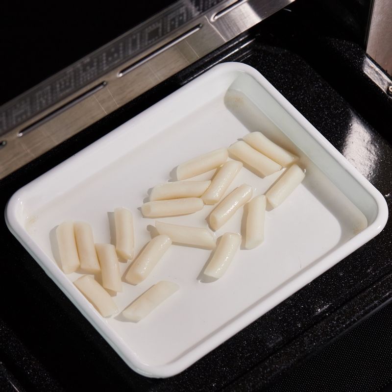 용기에 떡볶이 떡을 담고 잠기도록 물을 넣어주세요. 법랑 접시에 석쇠를 놓고 내열 용기를 올려 1단에 넣고 <레인지> 기능으로 3분 정도 익혀주세요. 말랑말랑해진 떡은 물기를 빼서 준비해 주세요.
(tip. 떡이 말랑말랑한 상태가 되어야 꼬치에 잘 꽂혀요)